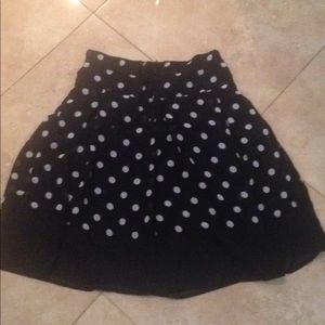 Black and white dot a line skirt. Size small.